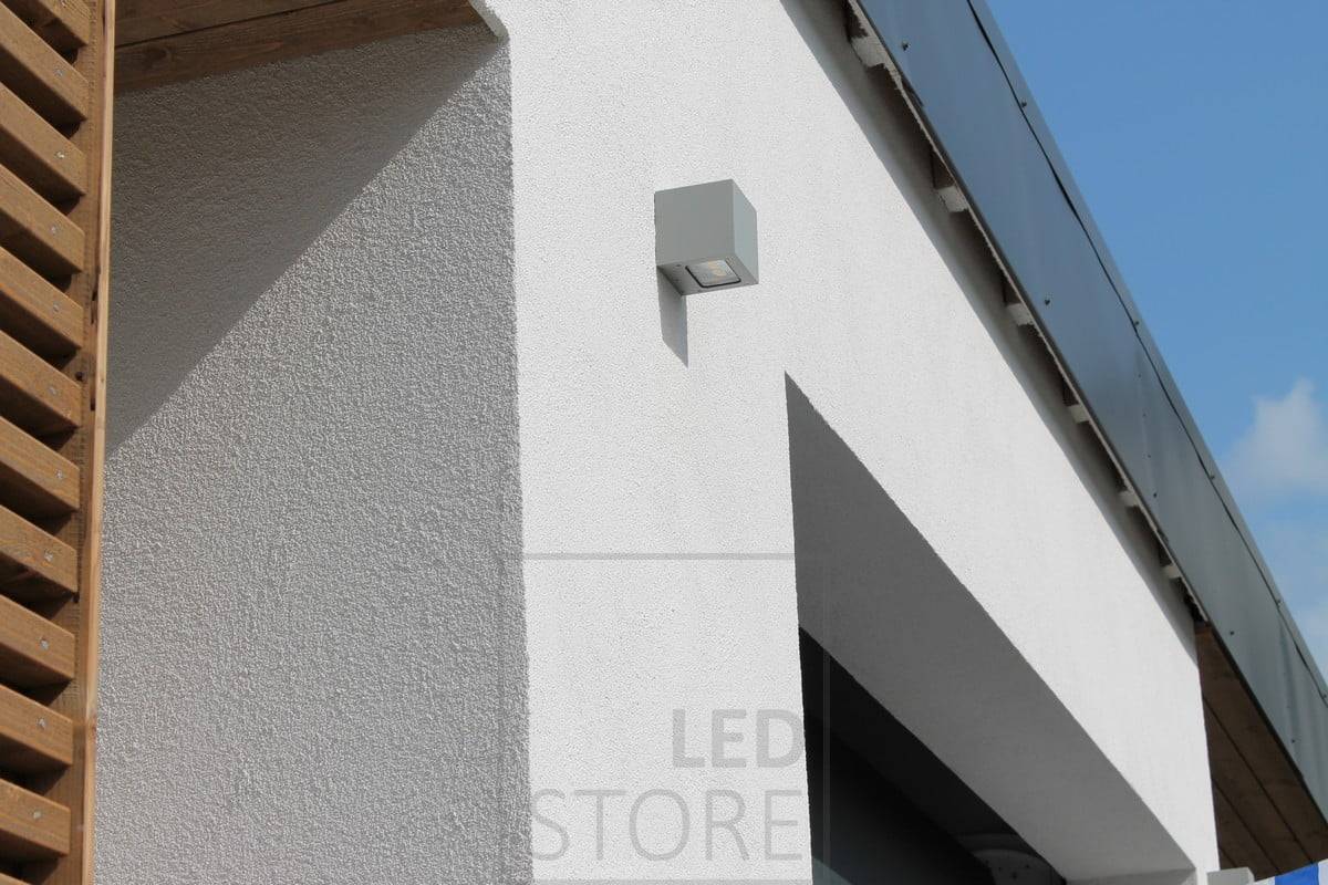 Svítidlo CUBIC OUT je určeno pro venkovní použití a má minimalistický jednoduchý vzhled